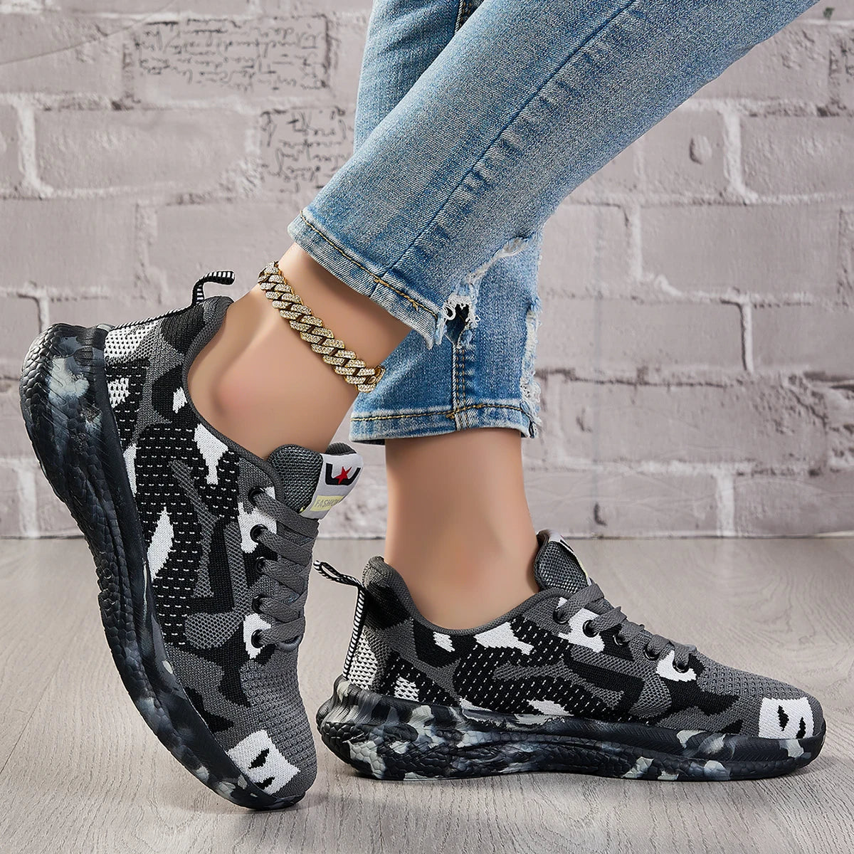 2025 Summer Men's and Women's New Mesh Breathable Sports and Leisure Shoes Women's Ultra Light Soft Bottom