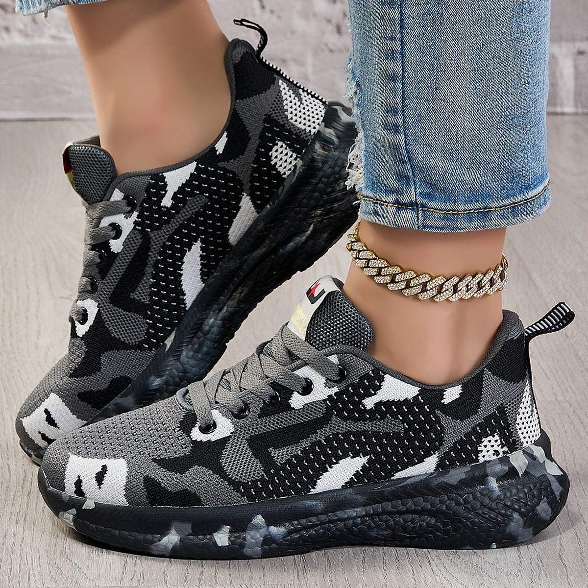 2025 Summer Men's and Women's New Mesh Breathable Sports and Leisure Shoes Women's Ultra Light Soft Bottom
