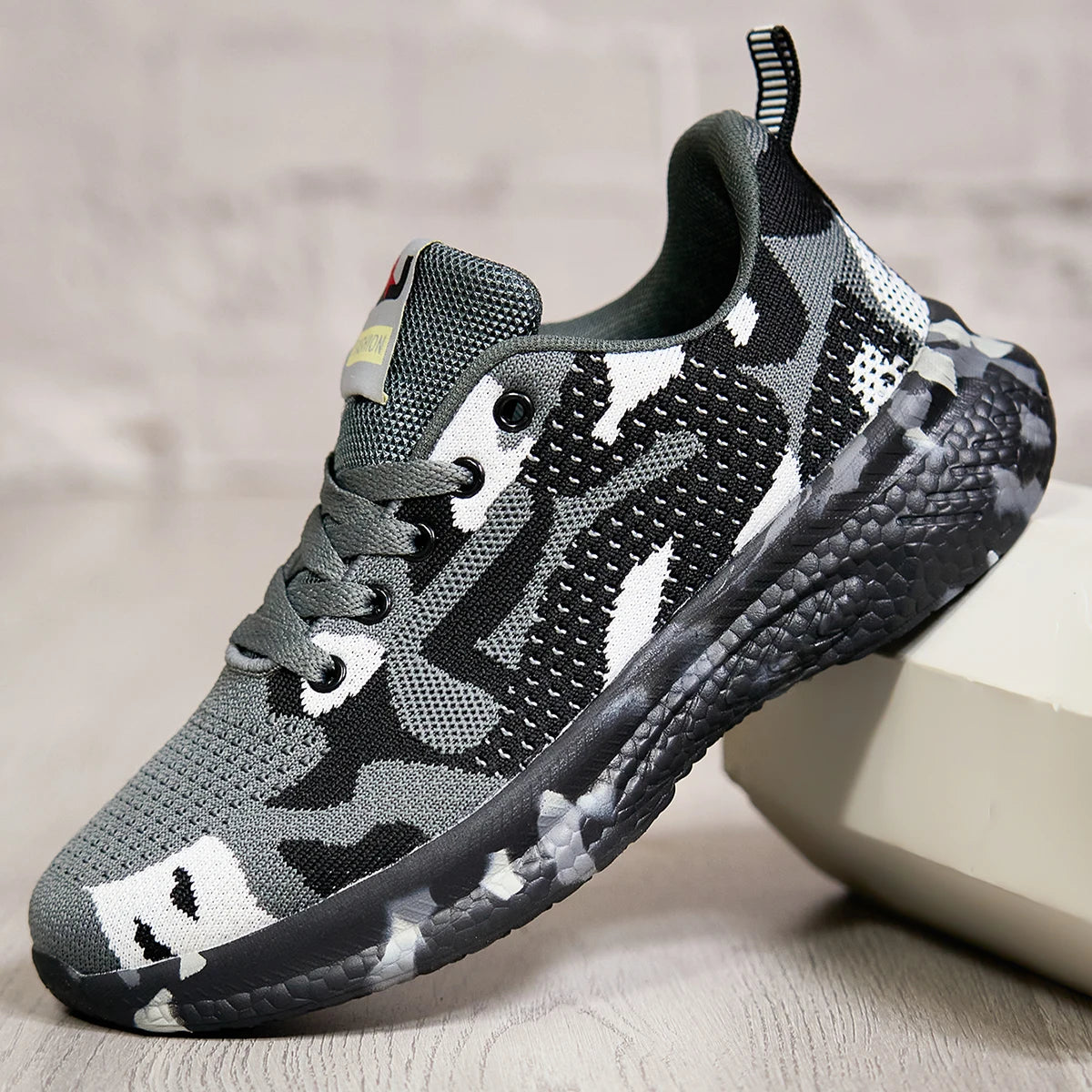 2025 Summer Men's and Women's New Mesh Breathable Sports and Leisure Shoes Women's Ultra Light Soft Bottom