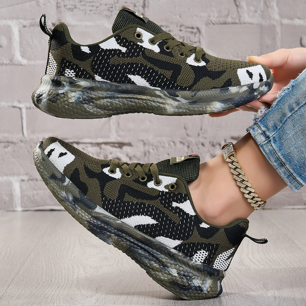 2025 Summer Men's and Women's New Mesh Breathable Sports and Leisure Shoes Women's Ultra Light Soft Bottom